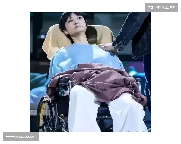 李宇春巴黎看秀现白发,生图与精修图差距引热议:明星真实面貌曝光 李宇春巴黎看秀现白发,生图与精修图差距引热议:明星真实面貌曝光